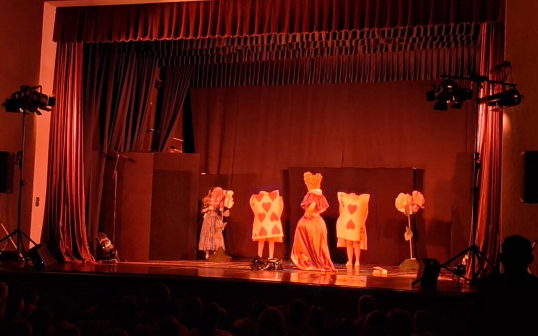 Učenici 1. i 2. razreda gledali predstavu Alisa u zemlji čudesa