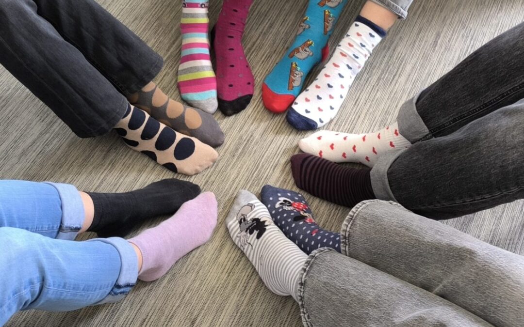 Šarene rasparene čarape za Svjetski dan osoba s Downovim sindromom